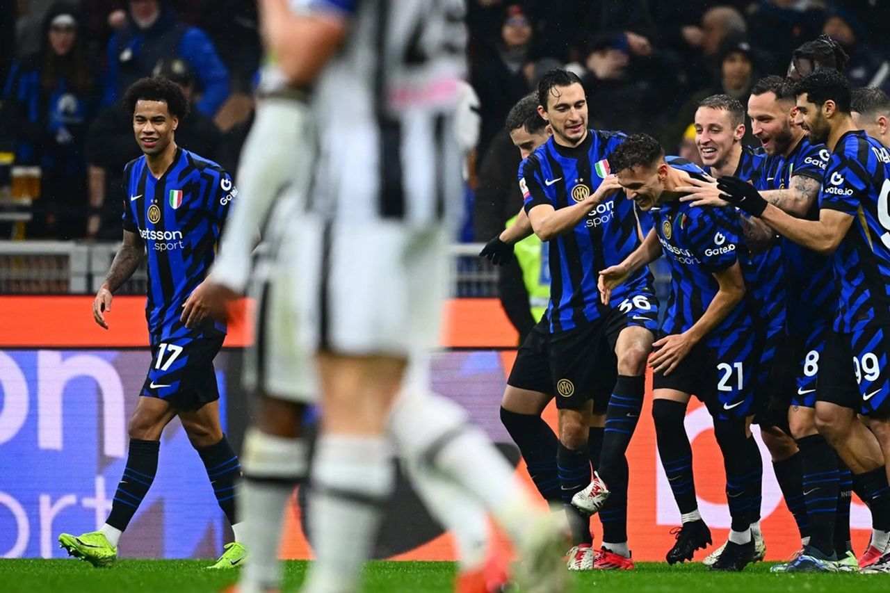 Inter players congratulate Kristjan Asllani after he scored directly from corner against Udinese