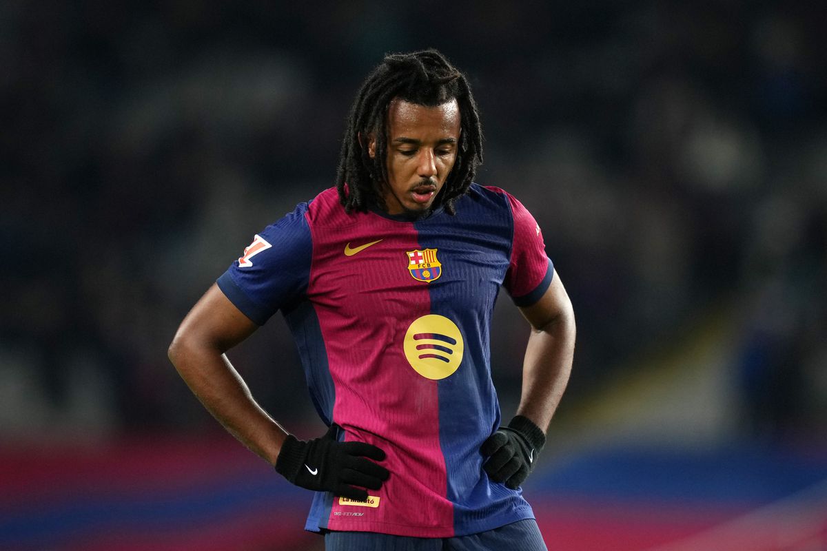 Jules Kounde takes a breath during Barcelona match