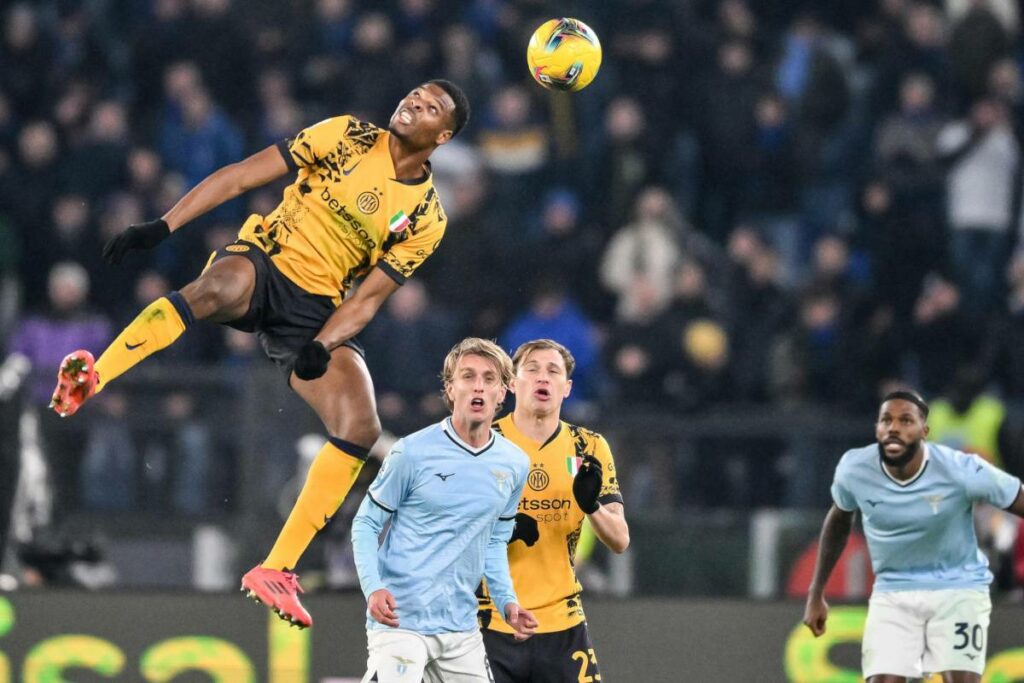 Denzel Dumfries in the air for a high ball during Inter's 0:6 win away to Lazio