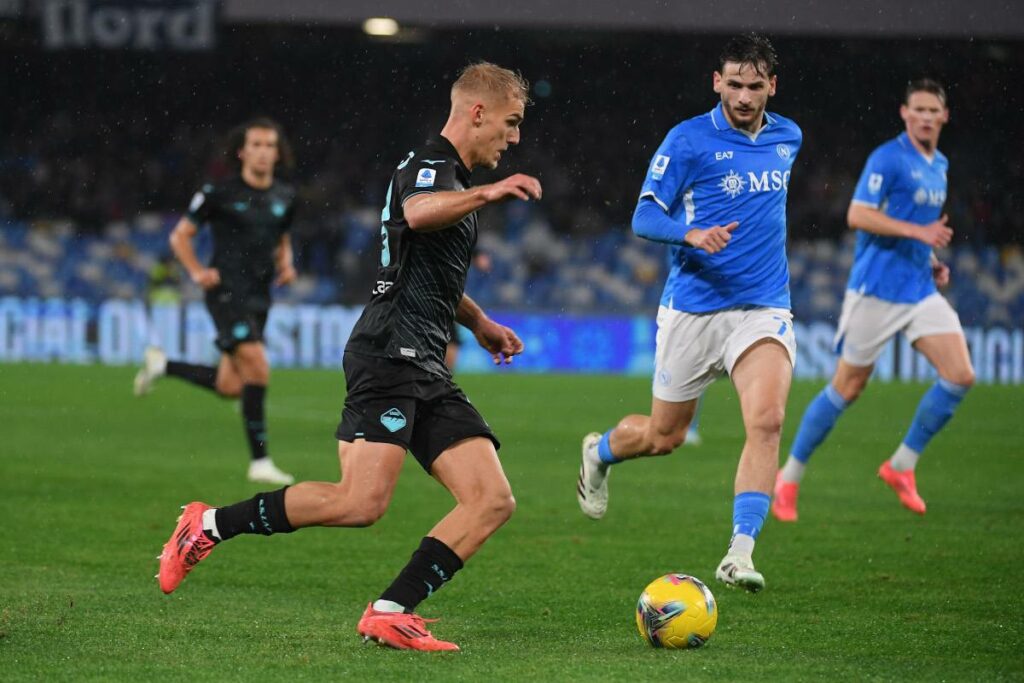 Kvicha Kvaratskhelia chasing the ball in the Serie A match against Lazio