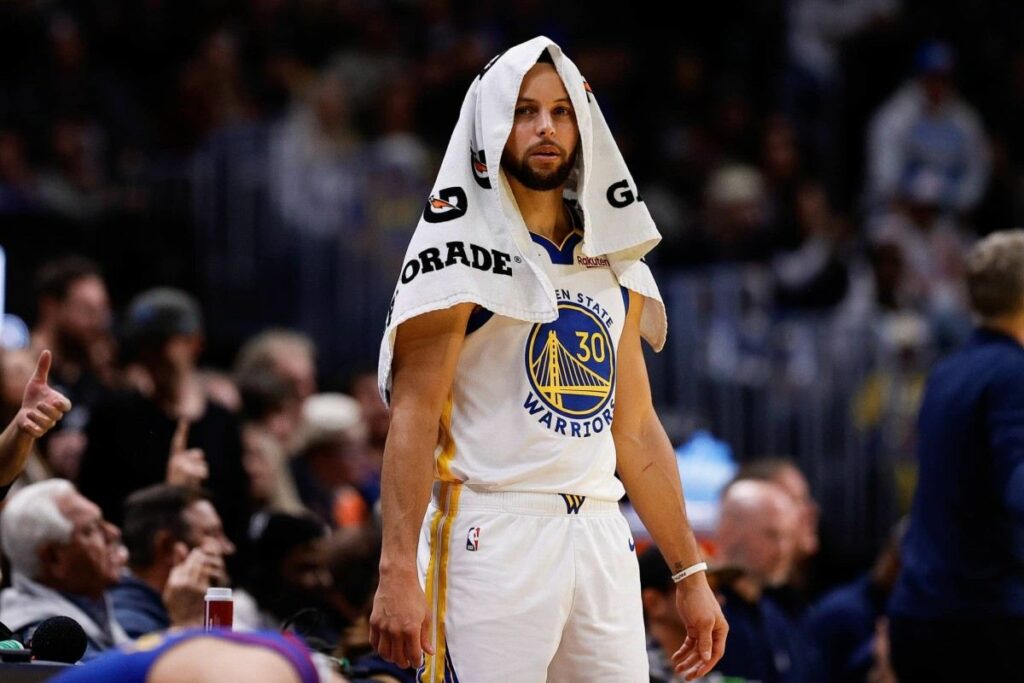 Steph Curry watching from the bench