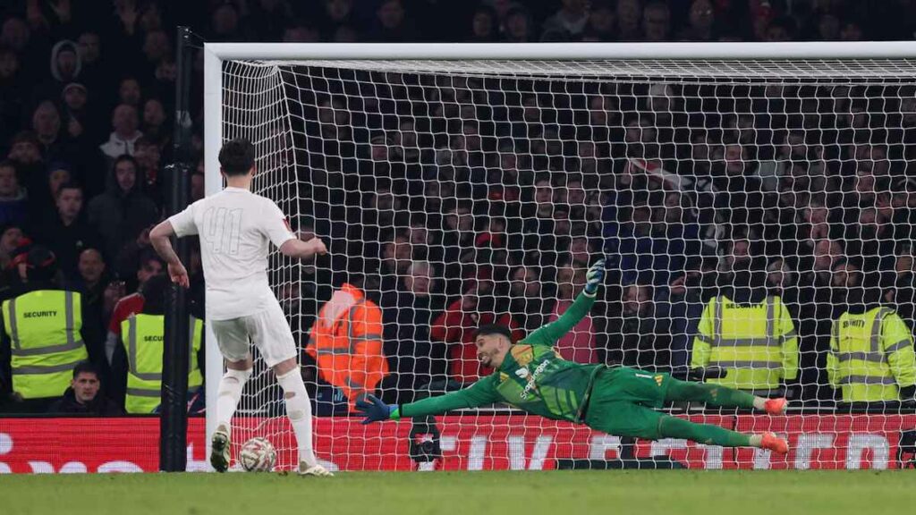 Declan Rices scores his penalty against Manchester United