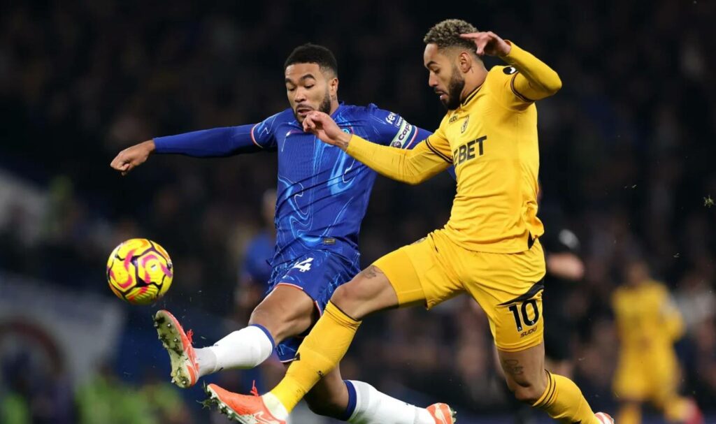 Reece James and Matheus Cunha battling for the ball