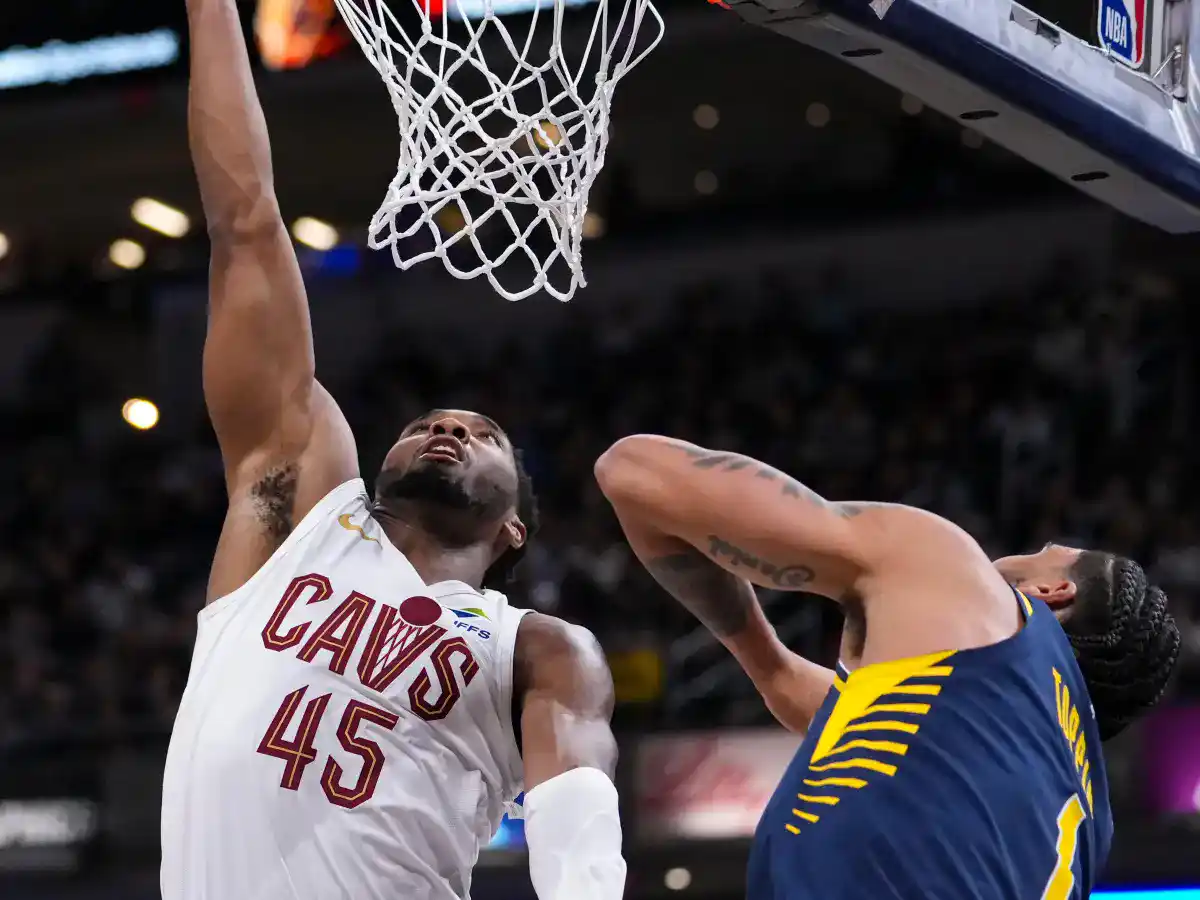 Donovan Mitchell scores in the game against Indiana Pacers