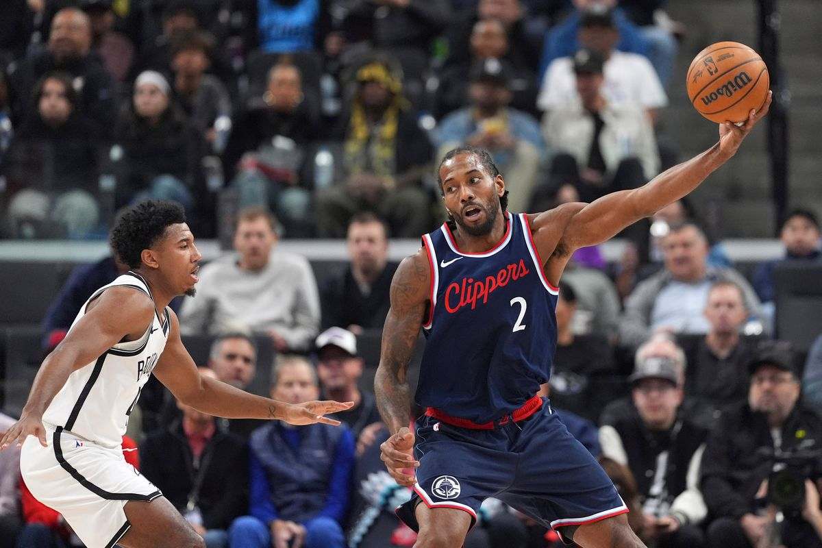 Kahwi Leonard with the ball in Clippers' record win against the Brooklyn Nets