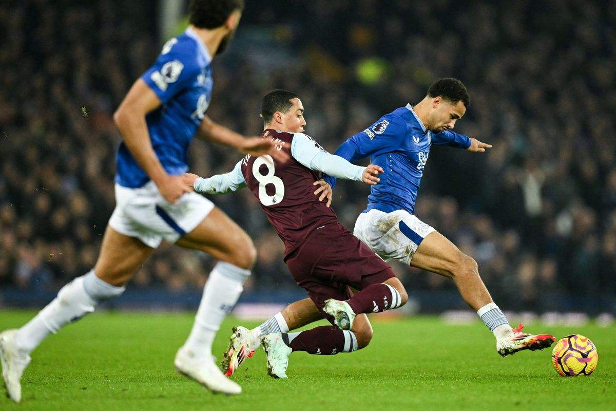 Youri Tielemans chasing Everton players