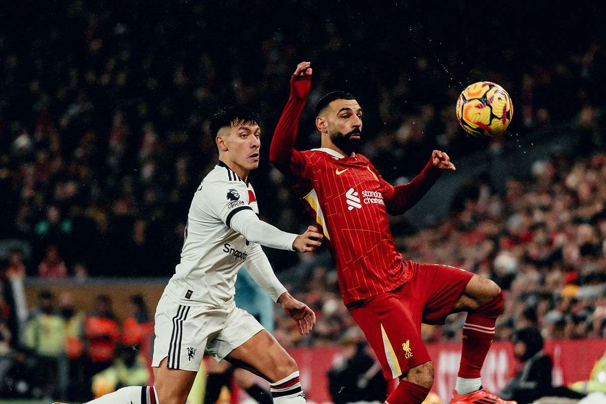 Mohamed Salah protecting the ball from Lisandro Martinez