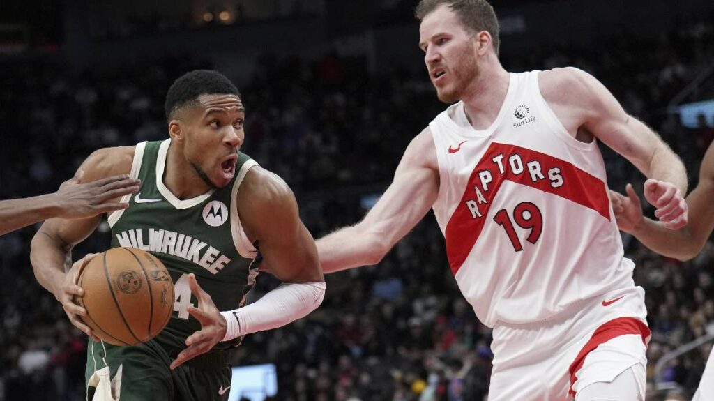 Giannis Antetokounmpo attacking Jakob Poeltl