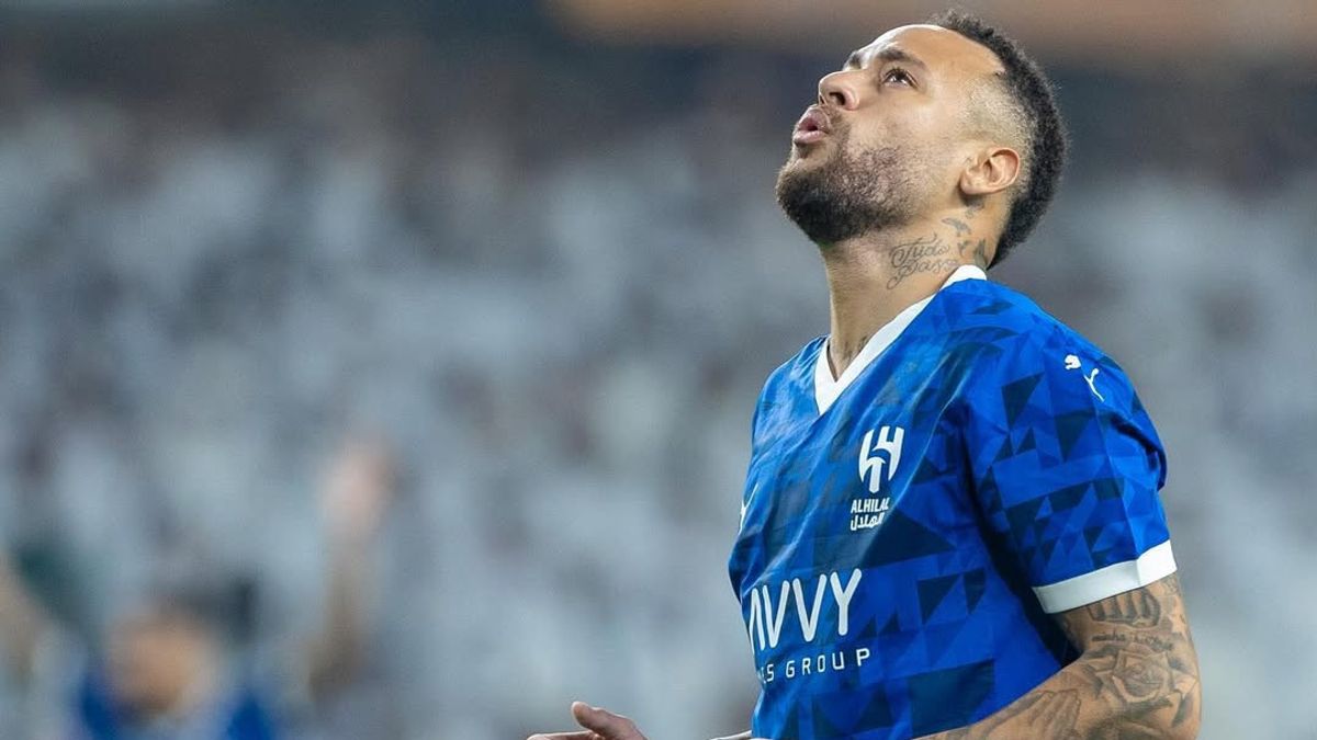 Neymar in his rare playing moments with Al-Hilal's shirt