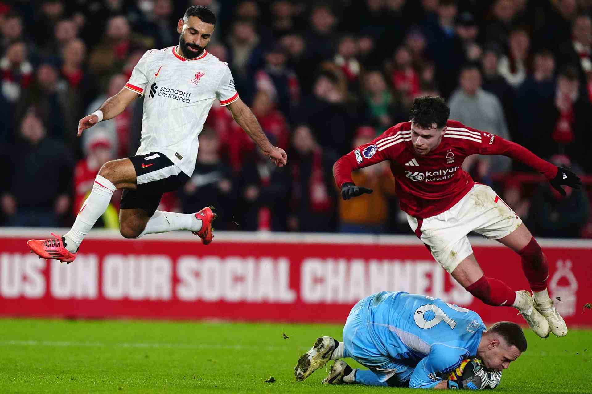 Matz Sels gets first to the ball in Nottingham's match against Liverpool