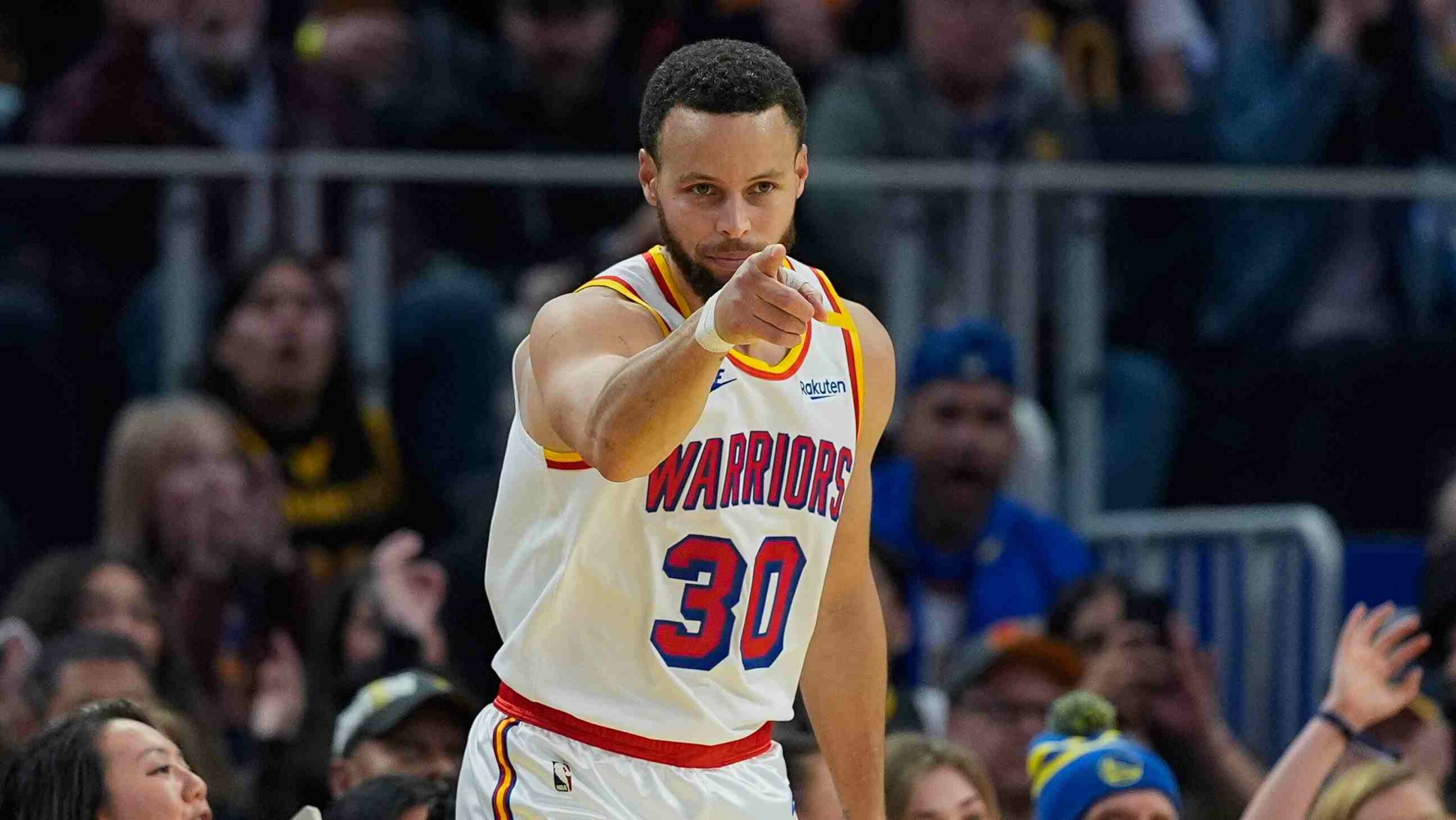 Stephen Curry scores 30 points on an 8/8 3-point shooting