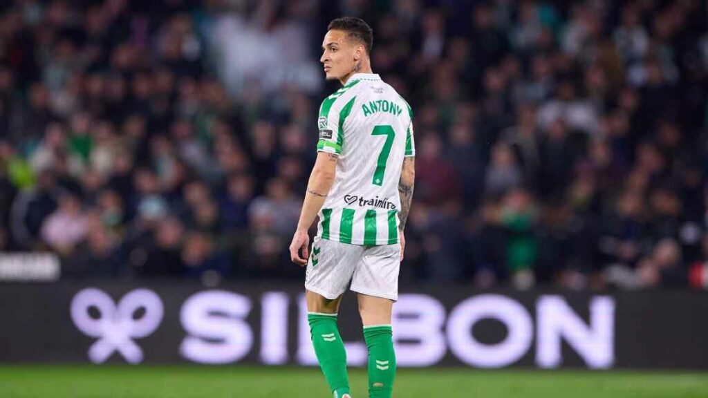 Brazilian winger Antony with Betis' shirt