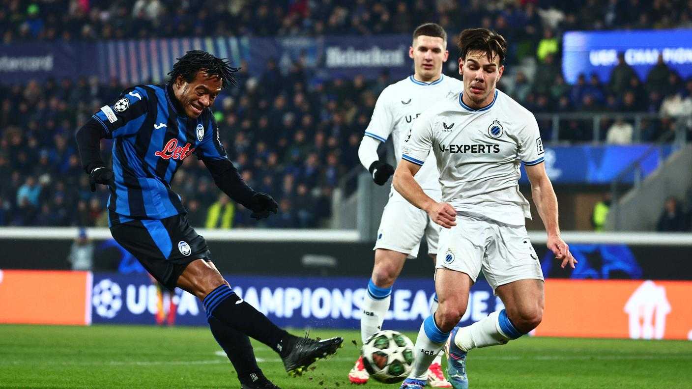 Juan Cuadrado shoots towards Club Brugge's goal