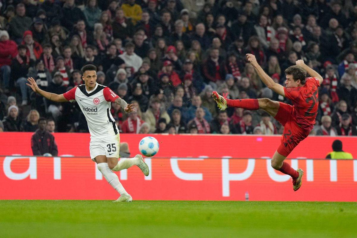 Thomas Muller attempting acrobatic kick against Eintracht