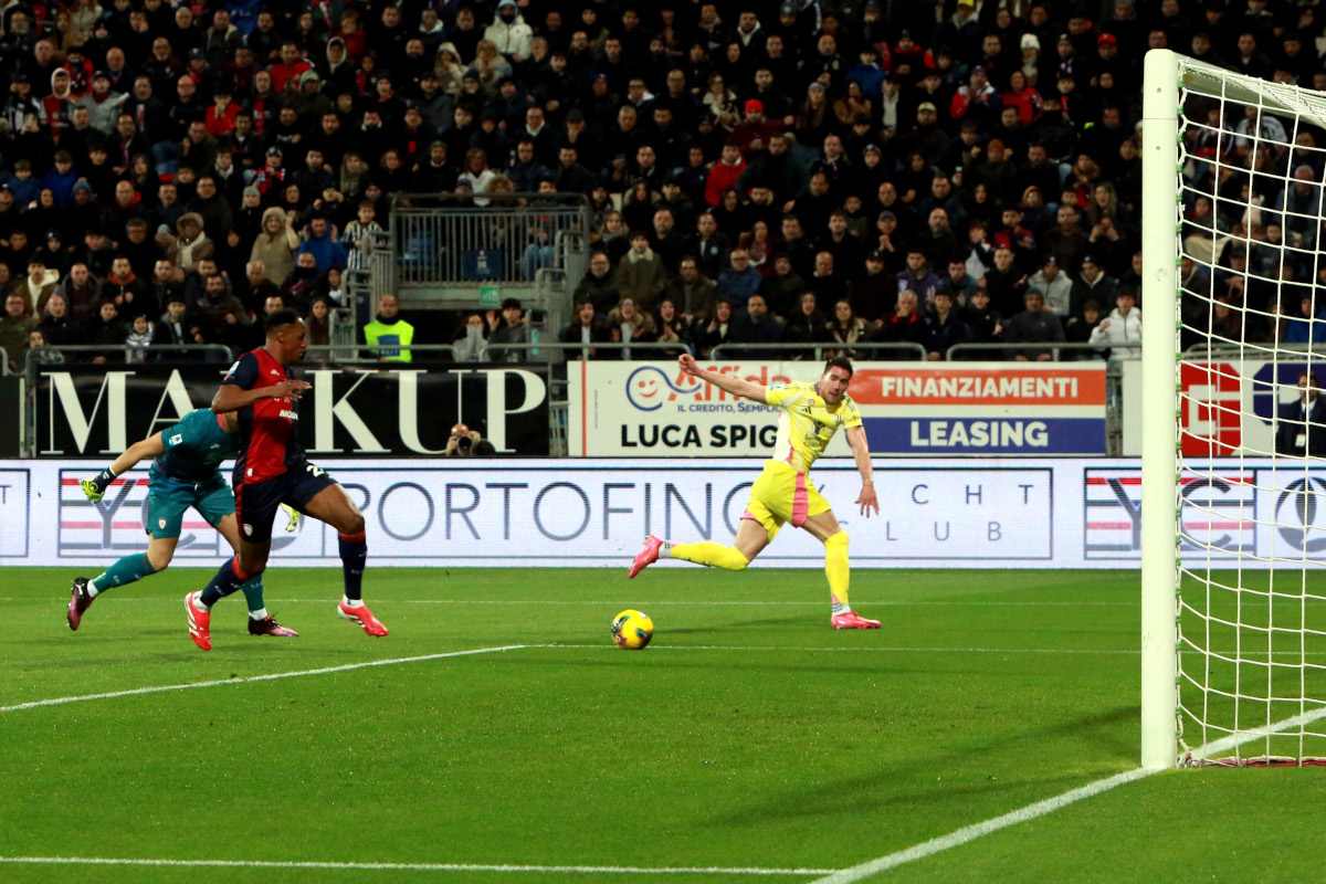 Dusan Vlahovic scoring the only goal in the match Cagliari - Juventus