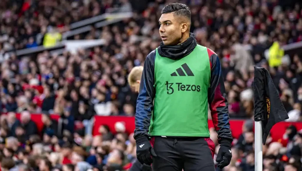 Casemiro warming up