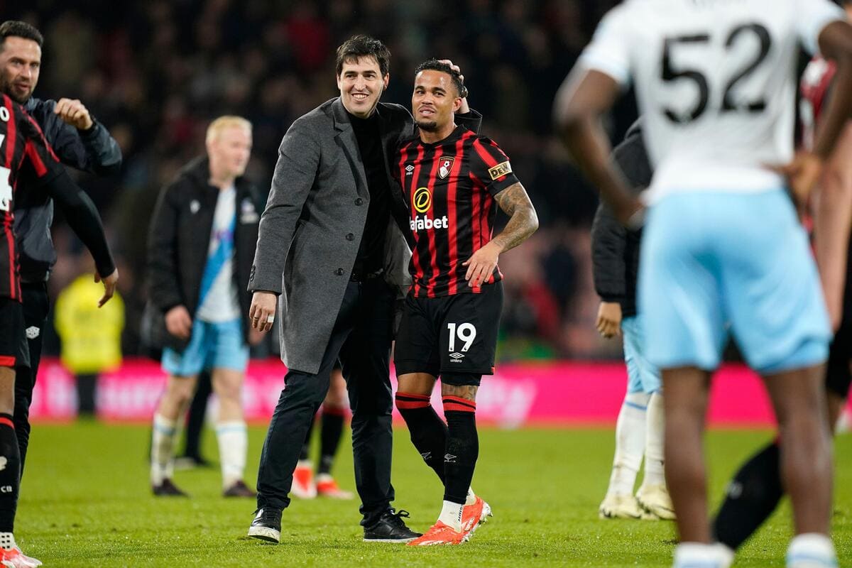 Bournemouth's manager Andoni Iraola and Justin Kluivert