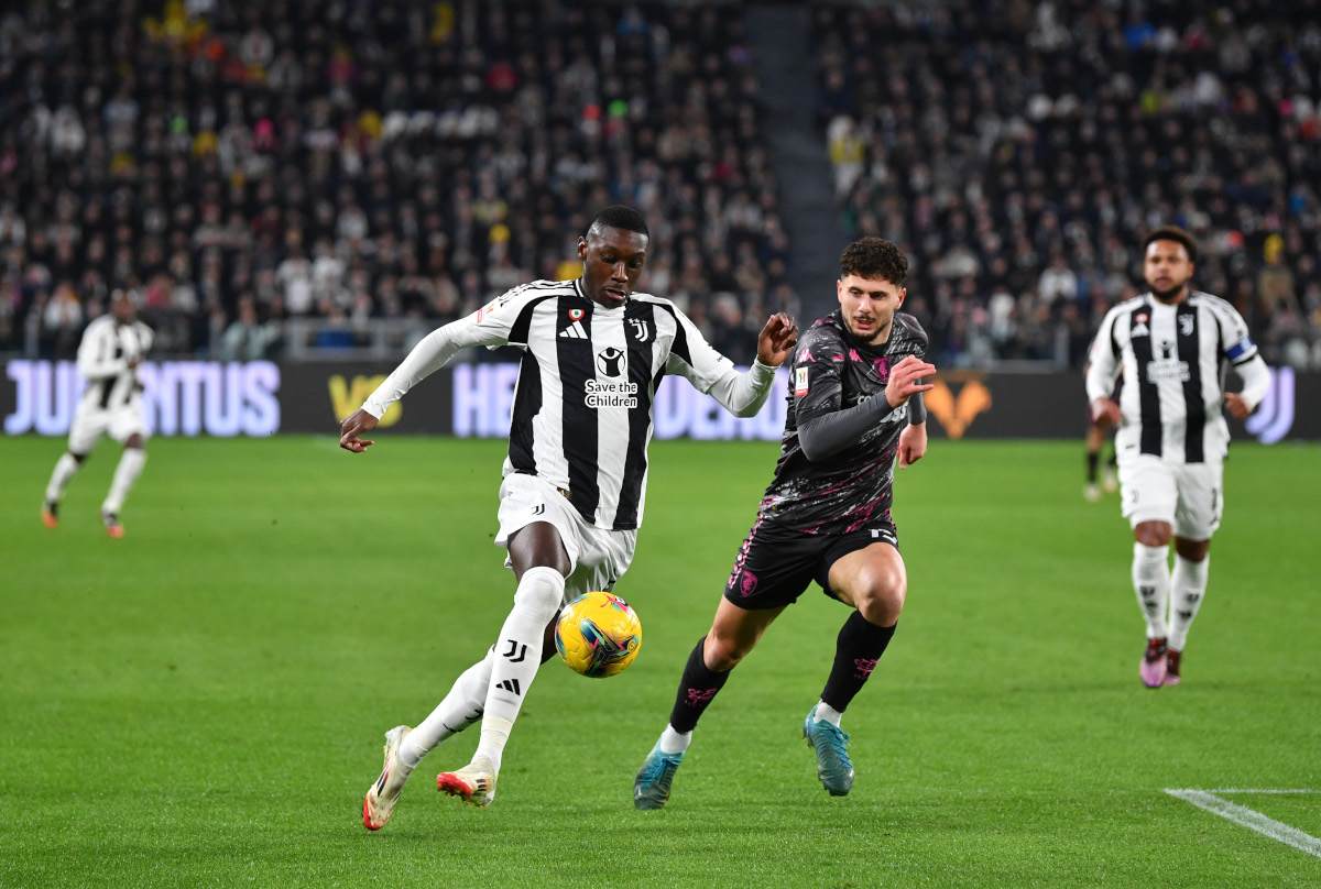 Randal Kolo Muani trying to dribble past Empoli defender