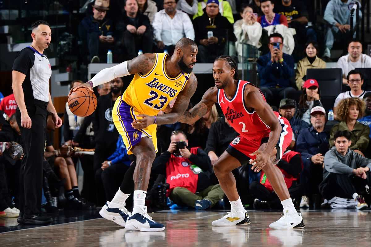 LeBron James guarded by Kahwi Leonard