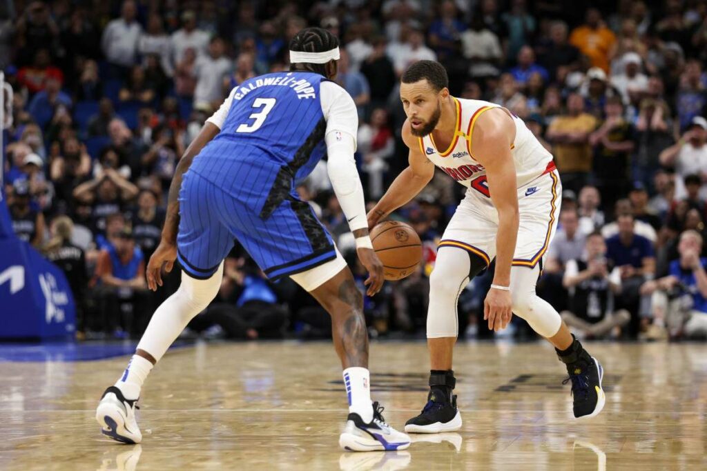 Steph Curry guarded by KCP