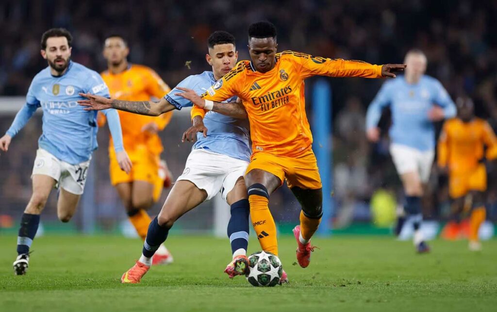 Vinicius Jr. and Savinho battling for the ball