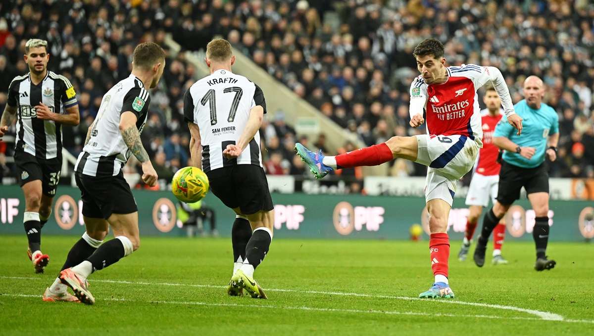 Kai Havertz shoots surrounded by Newcastle players