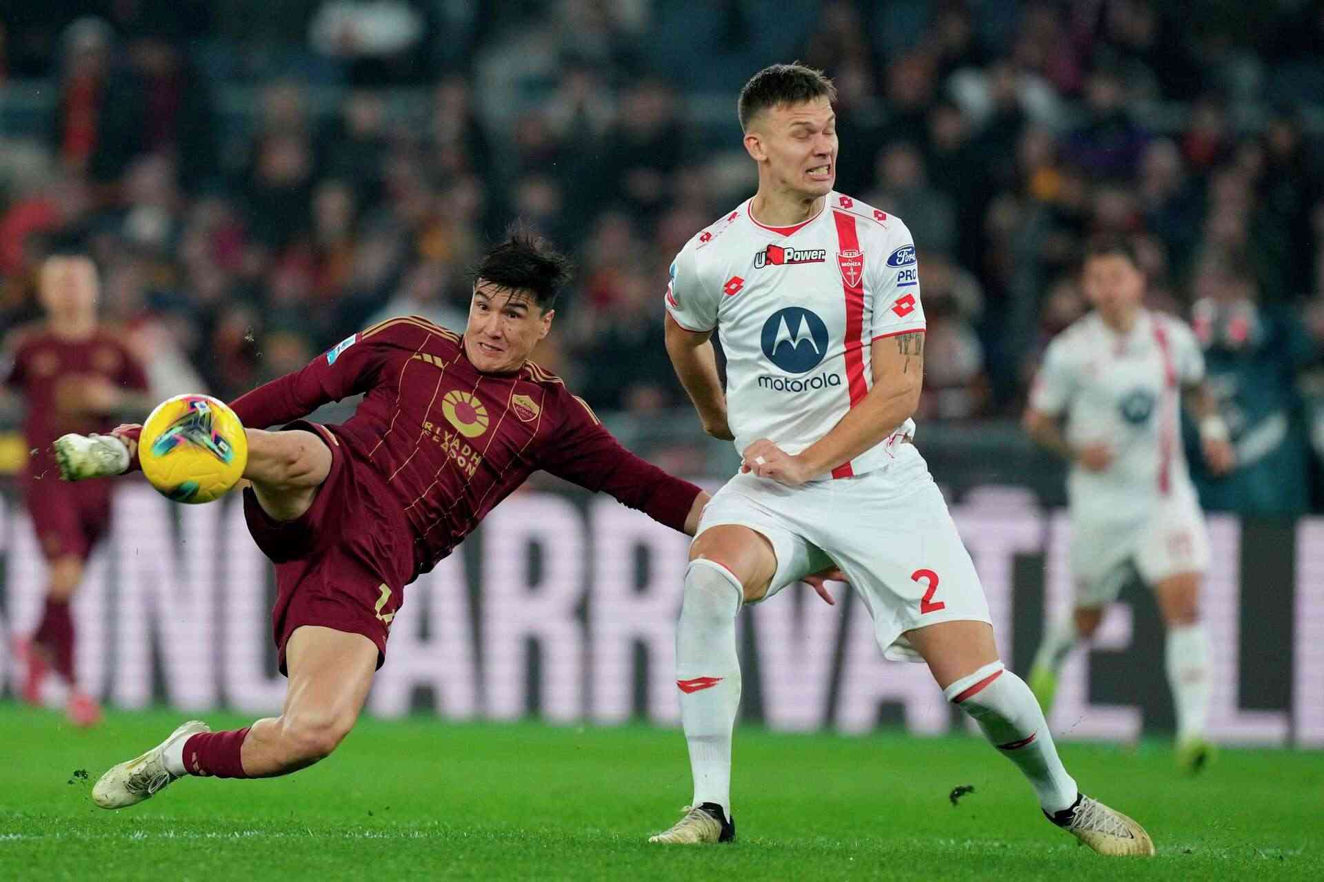 Roma's forward Shomurodov with acrobatic kick against Monza