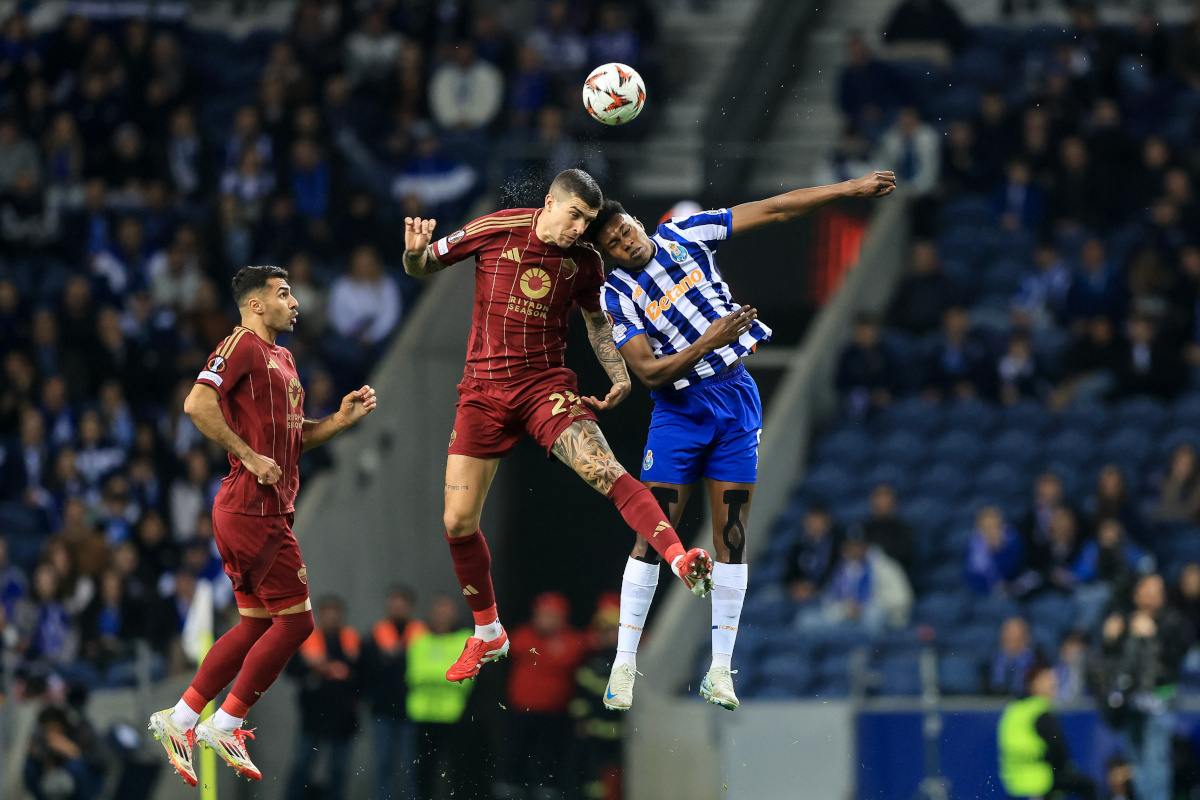 Players from Roma and Porto jump for a high ball