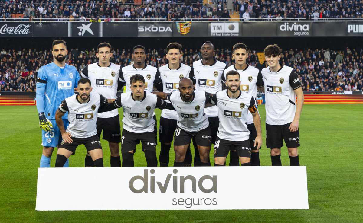 Valencia players posing for traditional photo ahead of the match against Atletico Madrid