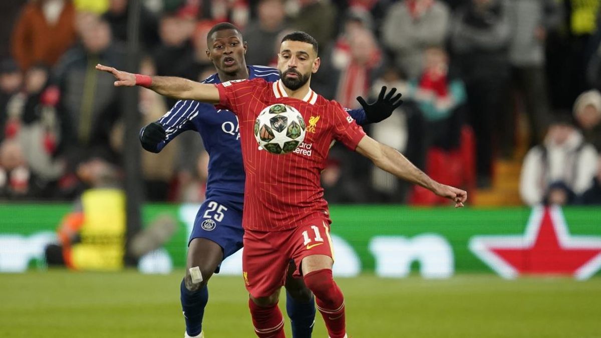 Mohamed Salah protecting the ball from Nuno Mendes