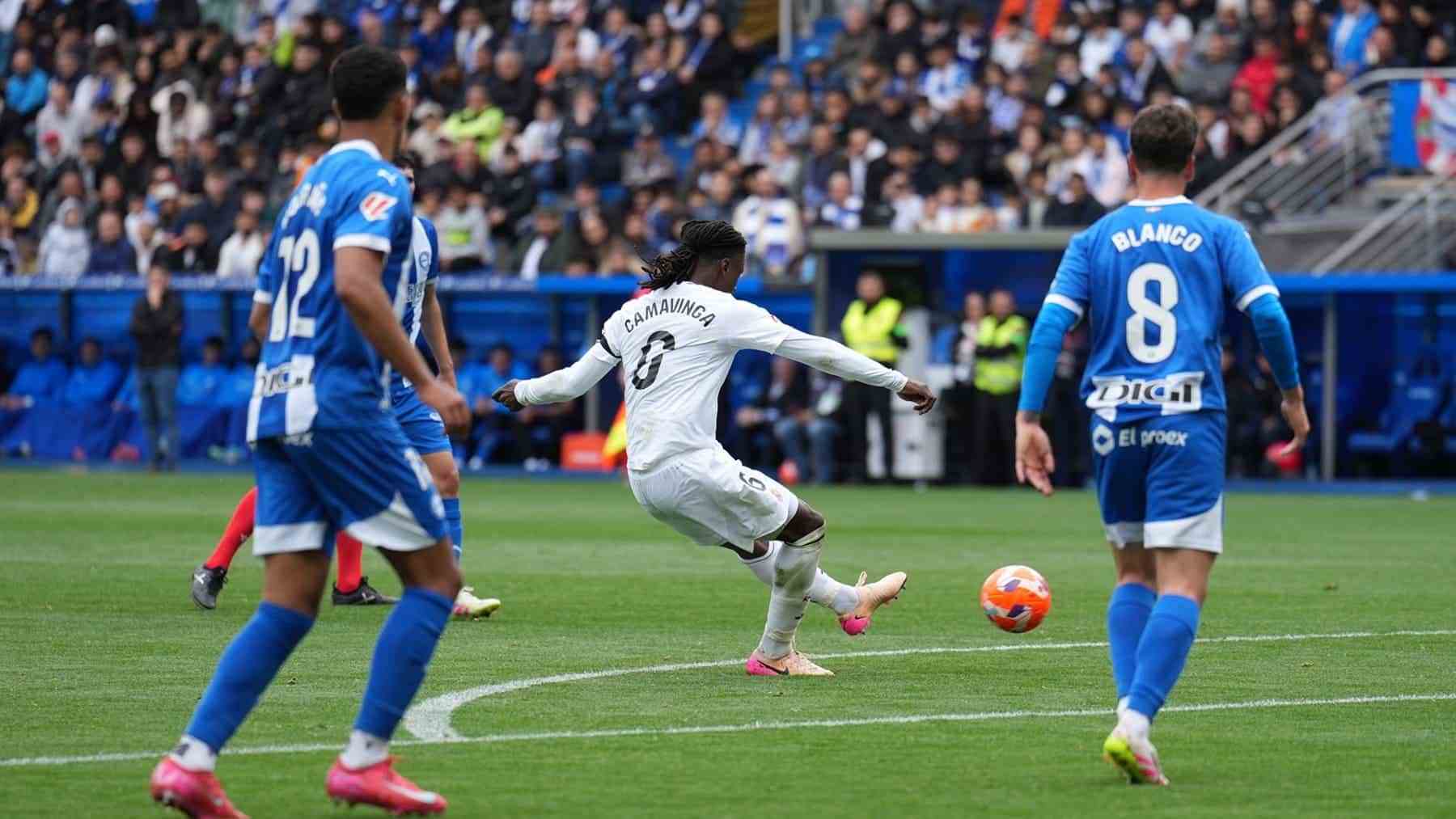 Eduardo Camavinga shoots towards Alaves net