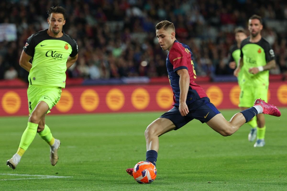 Barcelona player shoots towards Mallorca net